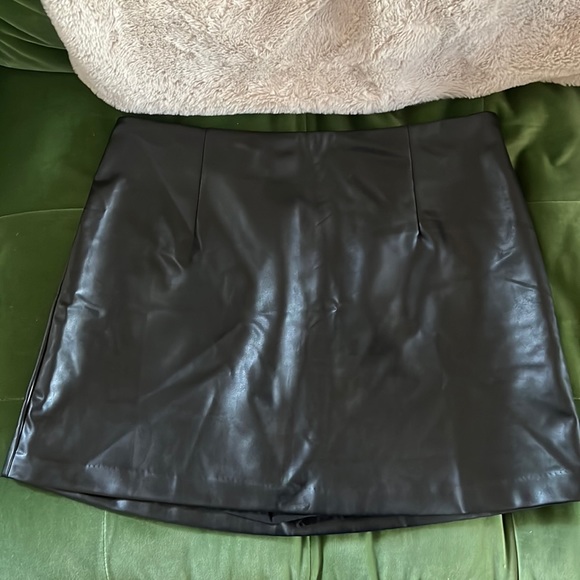 Abercrombie & Fitch Dresses & Skirts - Abercrombie black leather skort